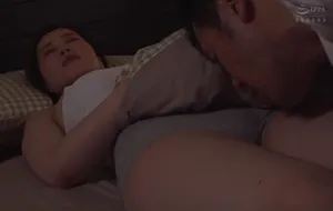 3 ngày anh xã đi làm ăn, vợ yêu ở nhà nữa đêm bị bố anh xã mò vào phòng