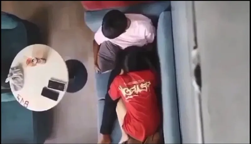 Quay lén con ghệ mút bú cho em gái nơi công cộng