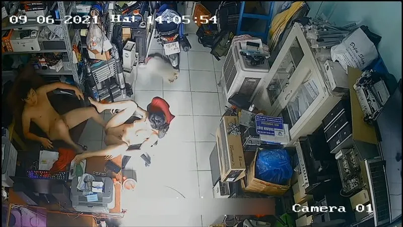 Vợ yêu anh xã trả bài nhau trong của hàng máy tính