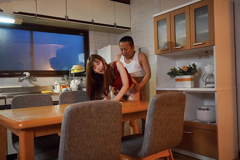 Con gái bị người chồng mới của mẹ xoạc mỗi ngày, cho dù đã có người yêu