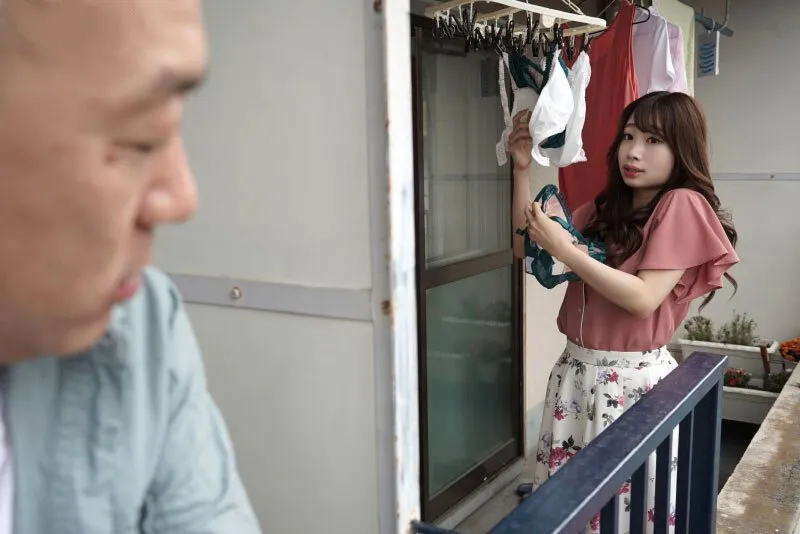 Gã nhà cạnh bên chuyên soi mói và cặp vợ yêu chồng thường xuyên rên la quá to