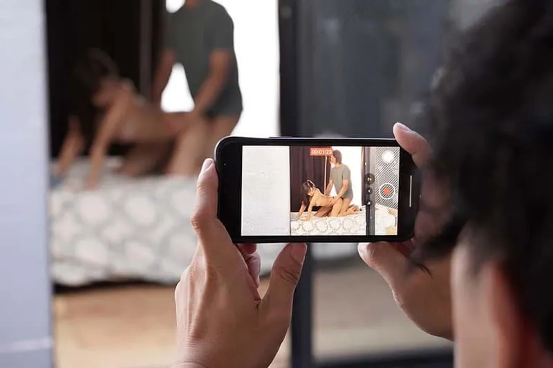 Quay lén em nữ học sinh ở căn hộ đối diện địt trộm quên đóng cửa sổ để tống tình