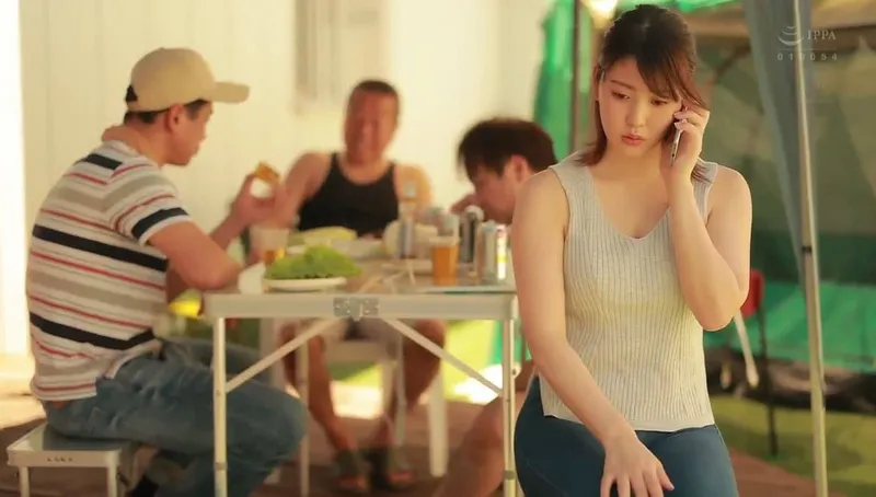 Anh xã khờ để bà xã tham gia sự kiện cắm trại với mấy gã hàng xóm và cái kết